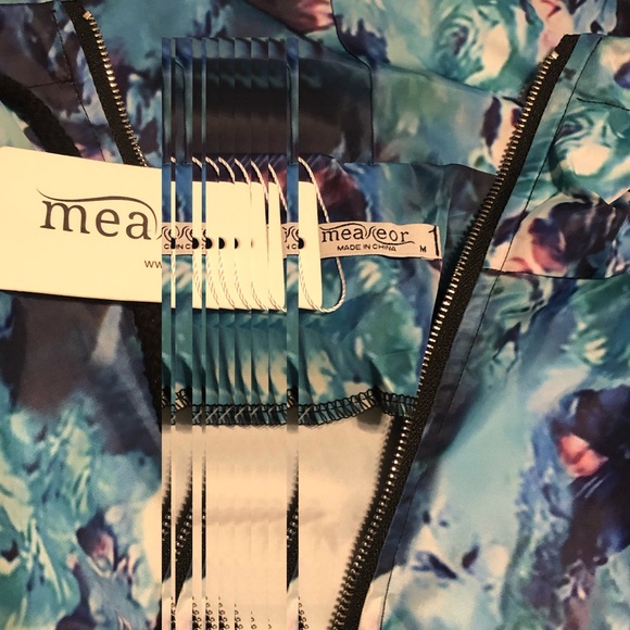 Meaner Lightweight Windbreaker with Hood Size Medium - Picture 6 of 13